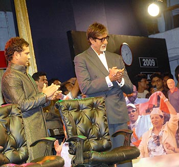 Amitabh Bachchan Presents Sunil Gavaskar And Gundappa Vishwanath Golden Bats