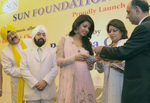 Dr. Ashok Chopra, Mr. Vikramjit Singh Sahney, Madhu Chopra with Priyanka Chopra