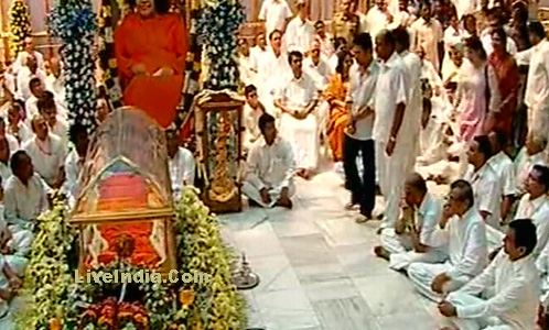 Sachin pays homage to Sathya Sai Baba