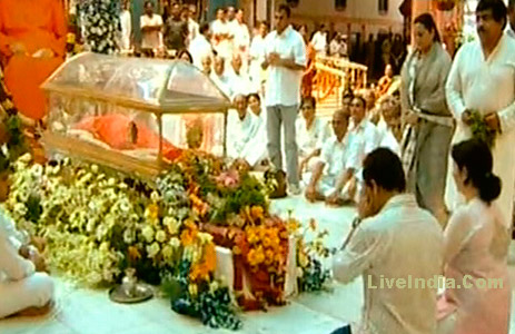 Sachin pays homage to Sathya Sai Baba