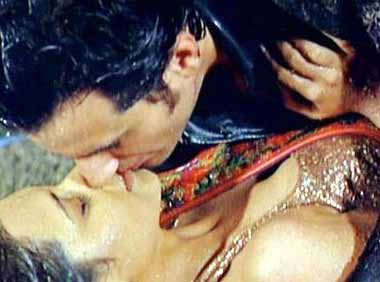 Deepika Kissing Scenes