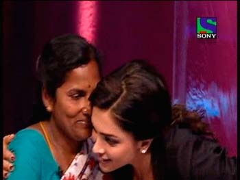 Deepika Padukone and her Fans on Lift Kara De