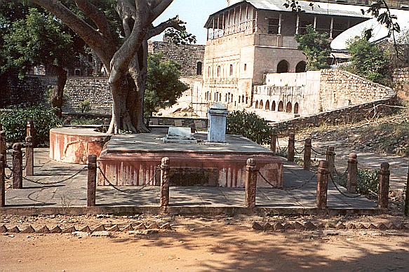 The memorial to Gulam Gaus Khan, Moti Bai and Khudabaks. The three are remembered together as a symbol of unity. The Panch