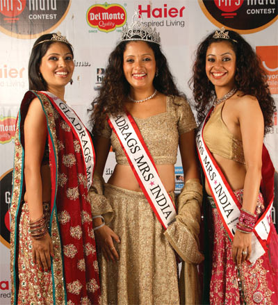 Lto R: 1st Runner-up Mrs. Jaysheel Anand, Winner Mrs. Kavita Sachdev and 2nd Runner-up Karishma Mookhey