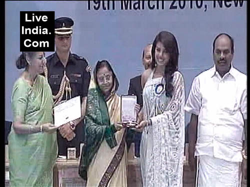 Priyanka Chopra Receives Best Actress award - live