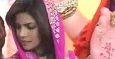 Priyanka chopra seek blessings at 'Lal Bagh Ka Raja'