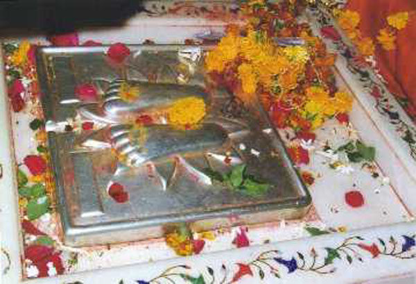 BABA FEET http://www.liveindia.com/sai/a9c.jpg