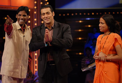 Salman gifts a cheque to a sweeper