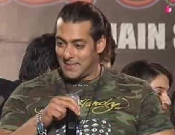 Salman Khan gifts Ghajini paintings to Aamir