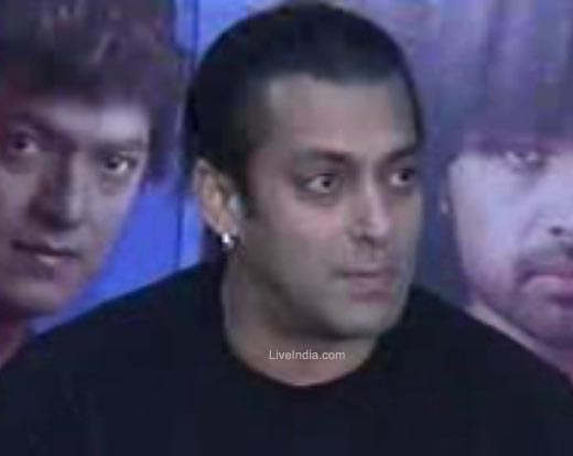 Salman Khan gifts Ghajini paintings to Aamir