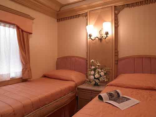 Golden Chariot luxury train to Taj Maha
