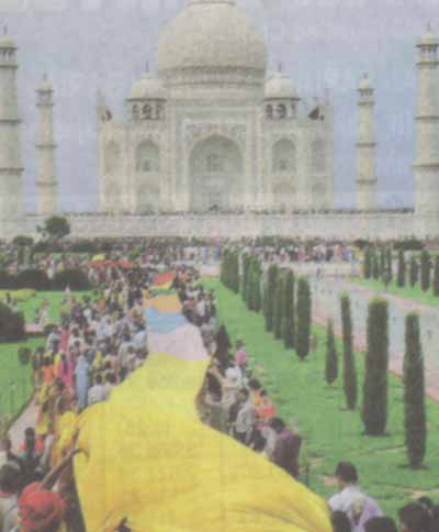 Visitors throng Taj Mahal to mark 353rd death anniversary of Shahjahan